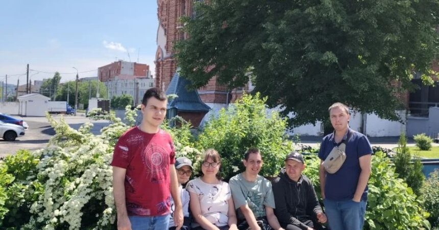 4 июня сотрудники Канавинского благочиния и молодежь из организации «Верас» благоустраивали детскую площадку