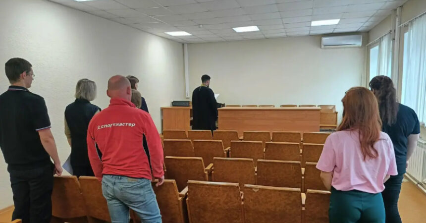 Священник Михаил Селедцов посетил склад хранения ресурсов МВД