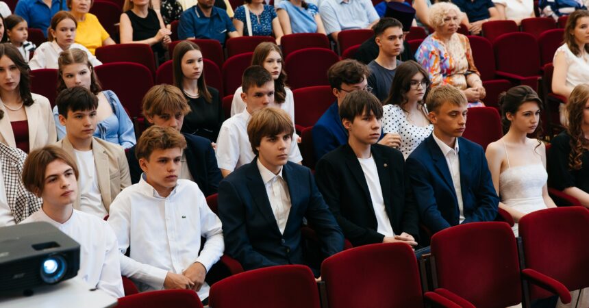 30 июня 2026 года в стенах Александро-Невской православной гимназии 50 выпускников 9-х классов получили аттестаты об основном общем образовании