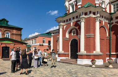 6 августа экскурсию по центральному храму Канавинского благочиния посетили представители Приволжского филиала Всероссийской организации слепых