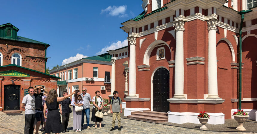 6 августа экскурсию по центральному храму Канавинского благочиния посетили представители Приволжского филиала Всероссийской организации слепых