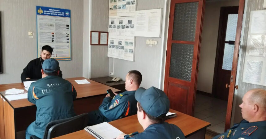 Помощник благочинного Канавинского округа священник Михаил Селедцов провёл встречу с сотрудниками МЧС