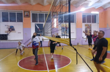 Канавинское и Молитовское благочиния города Нижнего Новгорода провели товарищескую игру  между своими командами по волейболу