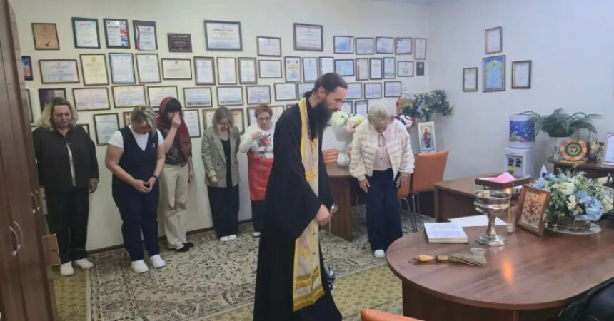 Исполняющий обязанности помощника благочинного иерей Илия Родин освятил помещения школы № 41