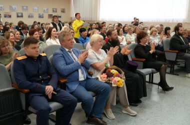 Священник Канавинского благочиния поздравил педагогов гимназии №2 с Днем учителя