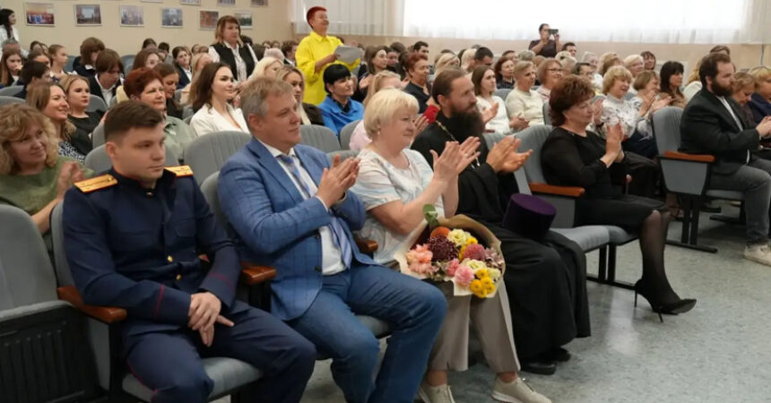 Священник Канавинского благочиния поздравил педагогов гимназии №2 с Днем учителя