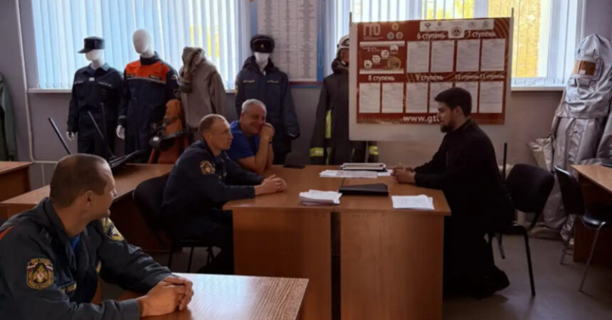 Священник Михаил Селедцов посетил сотрудников пожарно-спасательной части № 5