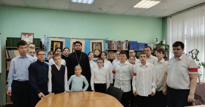 Священник Михаил Селедцов посетил интернат № 95